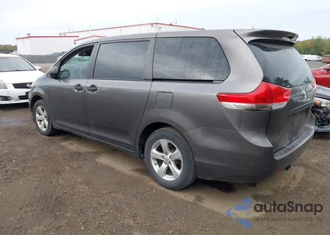2012 Toyota Sienna Base 7 Passenger z USA, uszkodzony, nr VIN 5TDKA3DC8CS016671